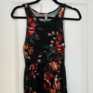 Floral maxi dress floor length. size medium. EUC